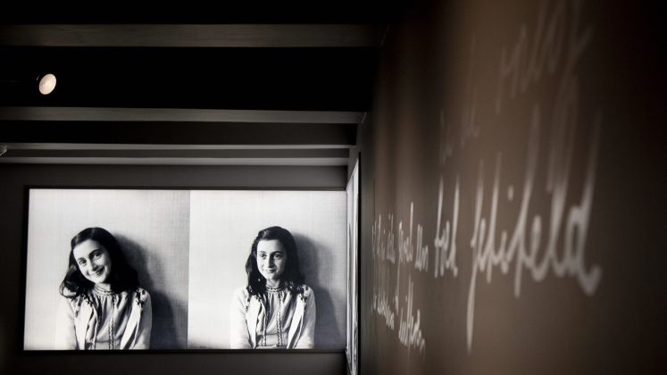 Anne Frank auf zwei Schwarz-Weiß-Fotografien, Museumsumgebung