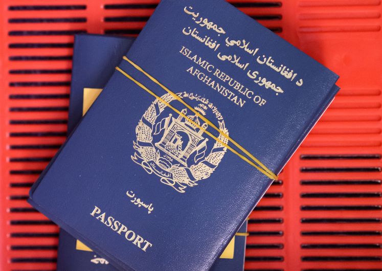 Afghanische Reisepässe liegen zur weiteren Bearbeitung in Körben in einem Büro der deutschen Botschaft. Im Hauptgebäude der Botschaft Deutschlands in Pakistan befindet sich die Rechts- und Konsularabteilung, in der die Visa für geflüchtete Afghaninnen und Afghanen bearbeitet werden. 