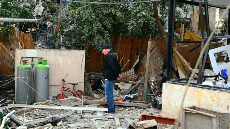 Von iranischen Raketen zerstörtes Wohnhaus in Tel Aviv