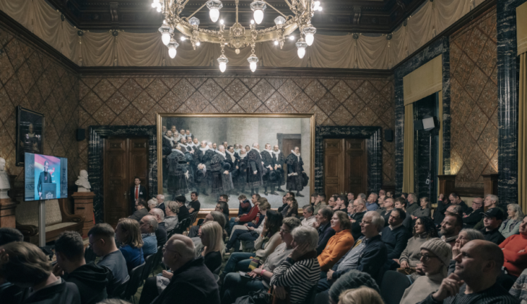 Die AfD-Vorsitzende Alice Weidel spricht im Januar 2025 vor Anhängern im Hamburger Rathaus / Foto: Rafael Heygster
