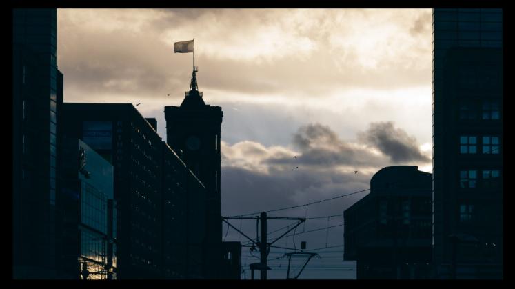 Alexanderplatz mit Blick auf das Rote Rathaus von Berlin