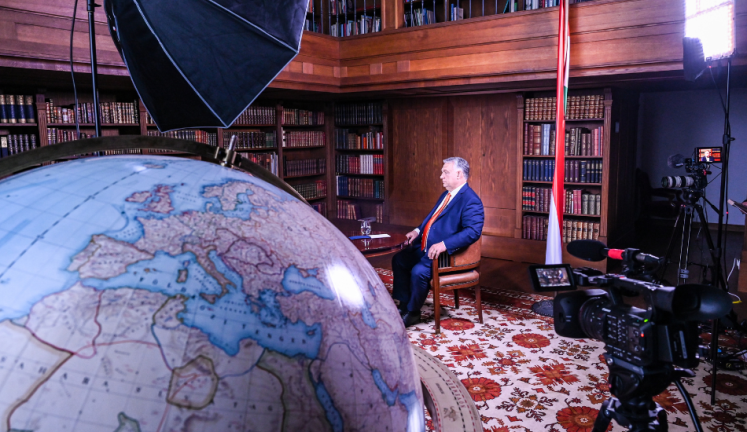 Ungarns Ministerpräsident Viktor Orbán in der Bibliothek seines Amtssitzes