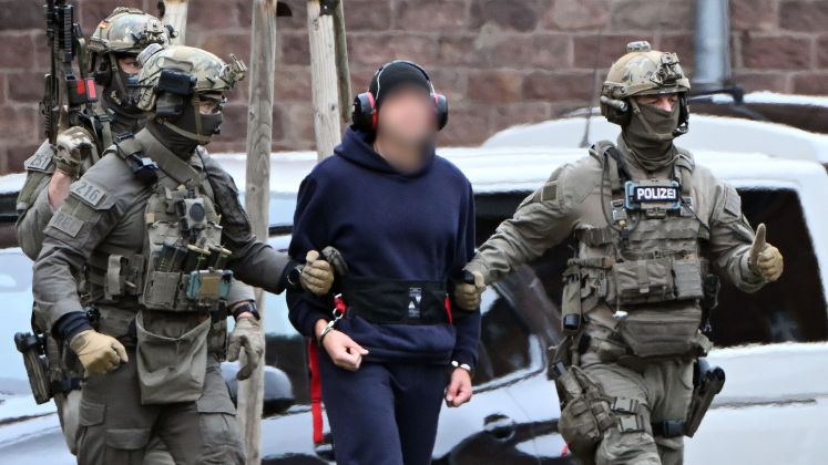 Eine Person wird zu einem Hubschrauber geführt. Ein mutmaßlicher Drahtzieher der Anschläge auf die Nord-Stream-Gasleitungen hatte zuvor beim Ermittlungsrichter des Bundesgerichtshofs (BGH) in Karlsruhe eine Haftprüfung. 