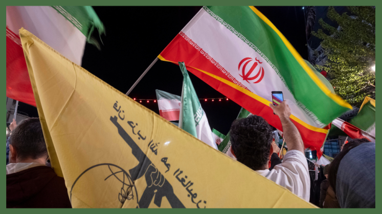Regimenahe Demonstranten schwenken Nationalflaggen und die Flagge der libanesischen Hisbollah