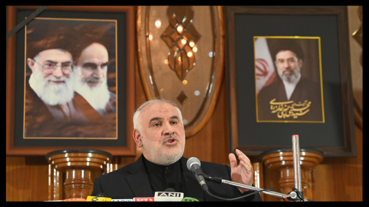 Der iranische Botschafter in Indien, Mohammad Fathali, spricht am 13. April 2026 auf einer Pressekonferenz in der iranischen Botschaft in Neu-Delhi 