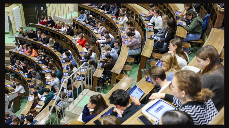 Studenten sitzen in einem Hörsaal (Symbolbild)