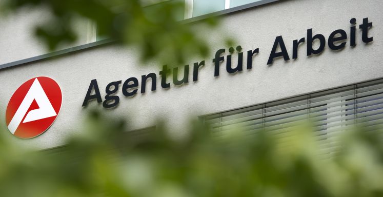 Fassade der Agentur für Arbeit in Dresden