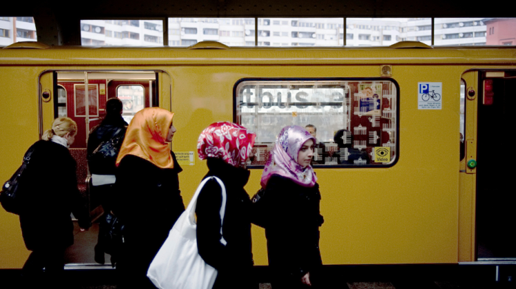 Junge Frauen mit Kopftuch in Berlin