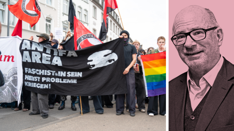 Eine Gruppe demonstriert mit Antifa-Banner und Regenbogenflagge; rechts ein älterer Mann im Portrait, unsicherer Vorschlag: eventuell bekannter Politiker. Foto.
