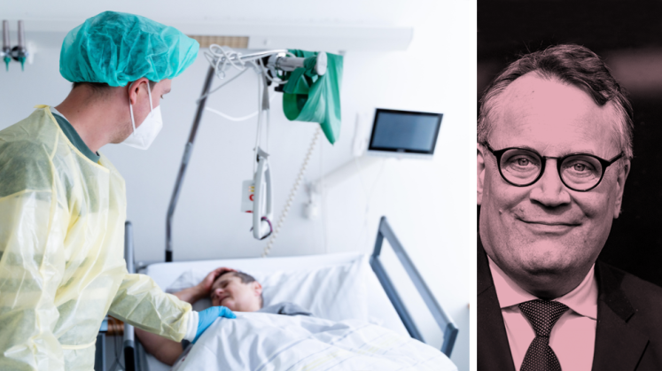 Links Pfleger bei Patient im Krankenhaus, rechts Porträt eines älteren Mannes mit Brille. Foto.