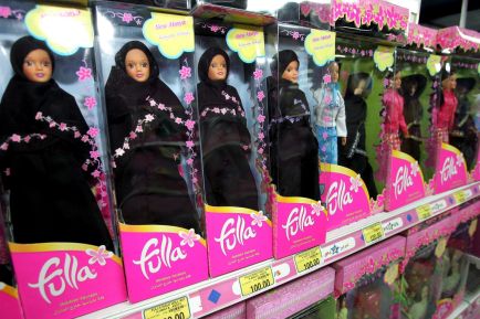 Kopftuch-Barbies im Verkaufsregal