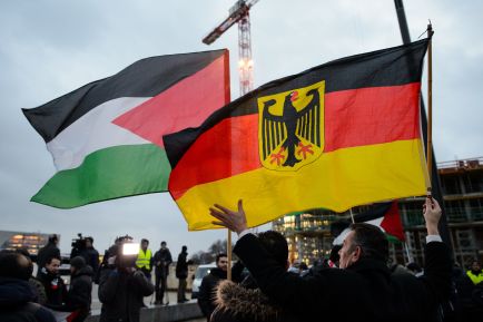 Teilnehmer demonstrieren am 12.12.2017 vor dem Hauptbahnhof in Berlin gegen die Anerkennung Jerusalems als Hauptstadt Israels durch US-Präsident Trump. 