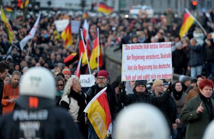 Von der Polizei begleitete Teilnehmer der Demonstration "Pegida schützt" laufen am 09.01.2016 in Köln (Nordrhein-Westfalen) zum Hauptbahnhof. Nach den Übergriffen am Kölner Hauptbahnhof in der Silvesternacht haben verschiedene Gruppen zu Demonstrationen aufgerufen. 