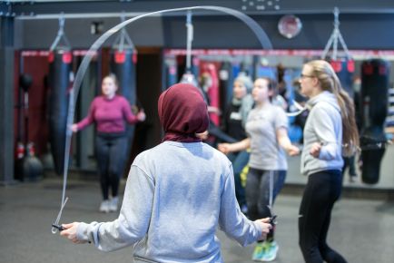 09.03.2019, Schleswig-Holstein, Lübeck: Boxerinnen mit Kopftuch bereitet sich beim Boxclub Lübeck auf das Training vor. Seit einem Jahr boxen 20 Mädchen und Frauen mit und ohne Kopftuch in der Frauenboxgruppe. Der 1976 gegründete Boxclub mit 200 Mitgliedern engagiert sich bei der Integrationsarbeit.