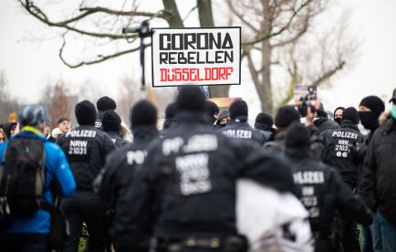 corona-links-rechts-politisches-spektrum-konvservativ-demonstration