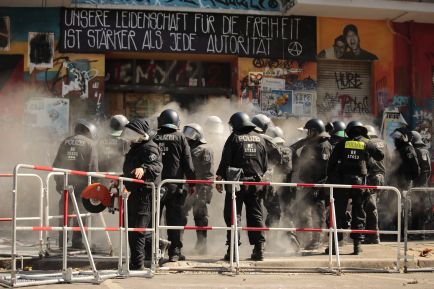 rigaer-strasse-hausbesetzer-brandschutz-krawalle-polizei-gruene-florian-schmidt