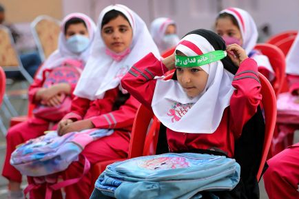 Verschleierte iranische Schulmädchen