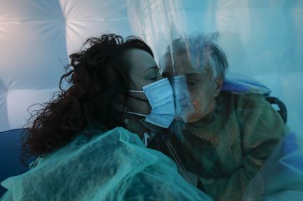 Mutter und Tochter umarmen sich in der Coronakrise