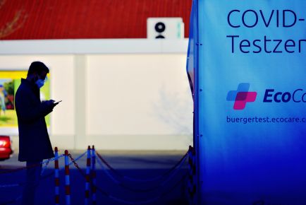 Passant vor Corona-Testzentrum