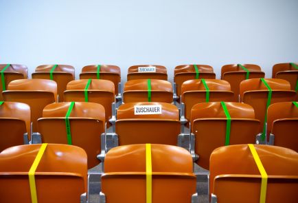 Gesperrte Zuschauerplätze in einem deutschen Gerichtssaal während der Corona-Pandemie