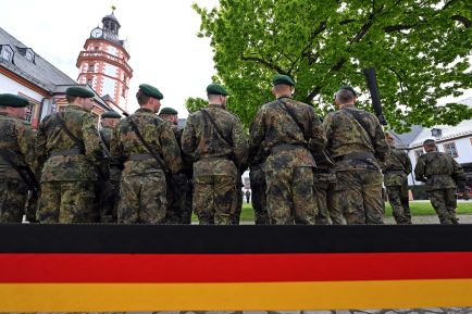 Eine Ehrenformation ist angetreten beim ersten Appell mit Gelöbnis des Heimatschutzregiments 5 der Bundeswehr im Innenhof von Schloss Ehrenstein. Im Rahmen des feierlichen Zeremoniells legen die erste Rekrutin und die ersten Rekruten des Regiments ihr Gelöbnis ab. Zudem werden die Heimatschutzkompanien «Sachsen» und «Thüringen» offiziell als 7. und 8. Kompanie in das Heimatschutzregiment 5 aufgenommen. 