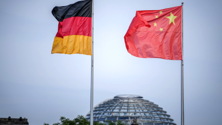 Die Flaggen von Deutschland und China wehen im Wind vor dem Bundeskanzleramt