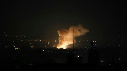 Nach einer Explosion in Teheran steigt Rauch auf.