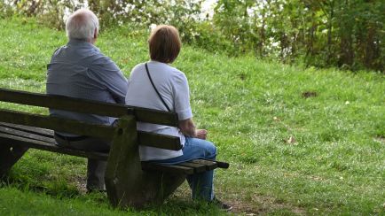 Rentnerpaar auf Parkbank