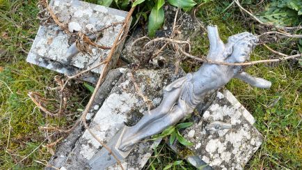 Zerbrochenes Kruzifix