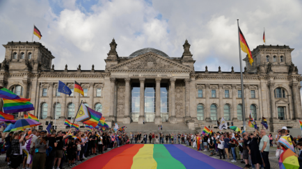 Regenbogenflagge vor dem Bundestag