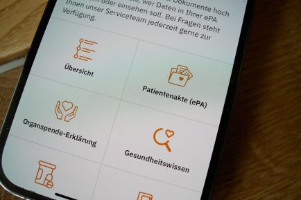 Blick auf den Zugang zu einer Patientenakte (ePA) der in einer App Krankenversicherung Viactiv auf einem Smartphone.