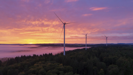 Drei Windräder über einem Wald bei Schorndorf