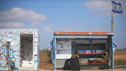 Israelischer Soldatinnen an einer Bushaltestelle nahe der Grenze zum Gazastreifen