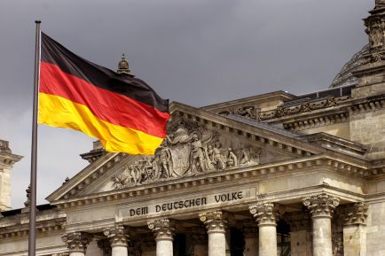 Reichstag und Deutschlandflagge