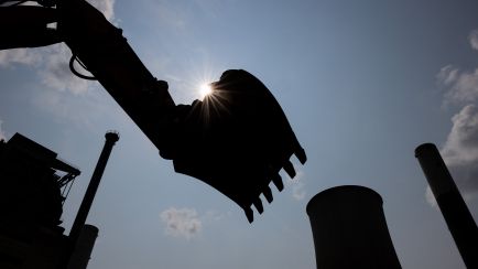 Silhouette einer Baggerschaufel