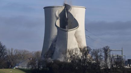 Sprengung des Kühlturms des Atomkraftwerks Biblis