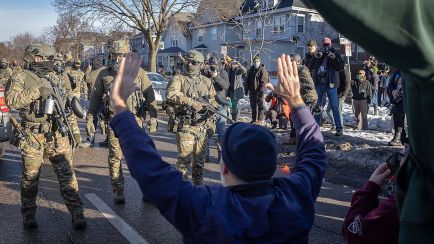 ICE-Agenten und Protestierer