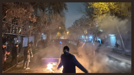 Demonstranten treffen in Teheran auf Sicherheitskräfte des Regimes