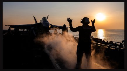 Die USS Abraham Lincoln bei Sonnenuntergang