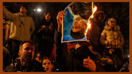 In London zünden iranische Demonstranten ein Bild von Ayatollah Khamenei an