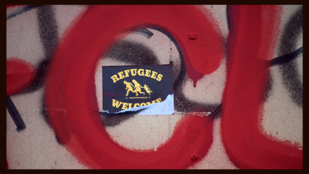 „Refugees Welcome“-Aufkleber in Berlin-Hellersdorf nahe einer Unterkunft für Geflüchtete