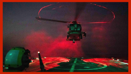 US-Navy-Matrose gibt Startsignal für MH-60S auf der „USS Pinckney“ (Operation Epic Fury)