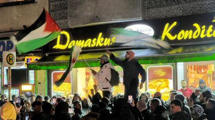 Syrer versammeln sich im Bezirk Neukölln