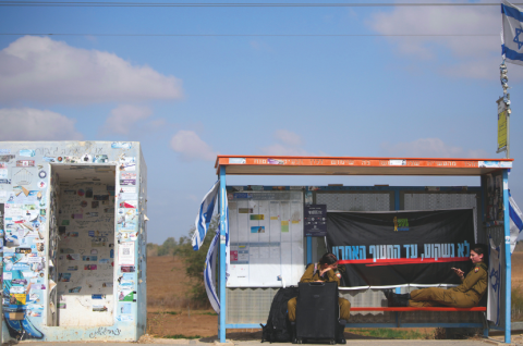 Israelischer Soldatinnen an einer Bushaltestelle nahe der Grenze zum Gazastreifen