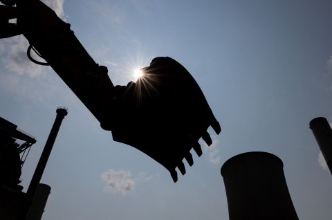 Silhouette einer Baggerschaufel