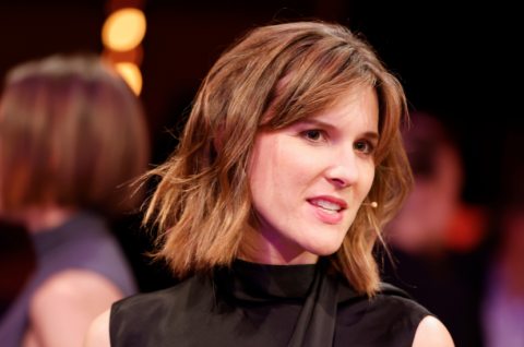 Die ARD-Auslandskorrespondentin Sophie von der Tann steht bei einem Fototermin vor der Verleihung des Hanns-Joachim-Friedrichs-Preises 2025 auf der Bühne im Funkhaus