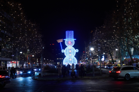 Menschen gehen am Kurfürstendamm (Ku'damm), zum Start der Weihnachtsbeleuchtung