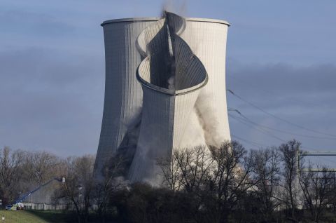 Sprengung des Kühlturms des Atomkraftwerks Biblis