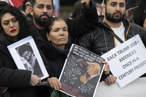 Exil-Iraner protestieren vor dem US-Generalkonsulat in Frankfurt