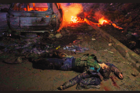 Der Leichnam einer SDF-Kämpferin liegt neben einem brennenden Auto, nachdem syrische Regierungstruppen die Stadt von den kurdisch geführten, US-unterstützten SDF übernommen haben